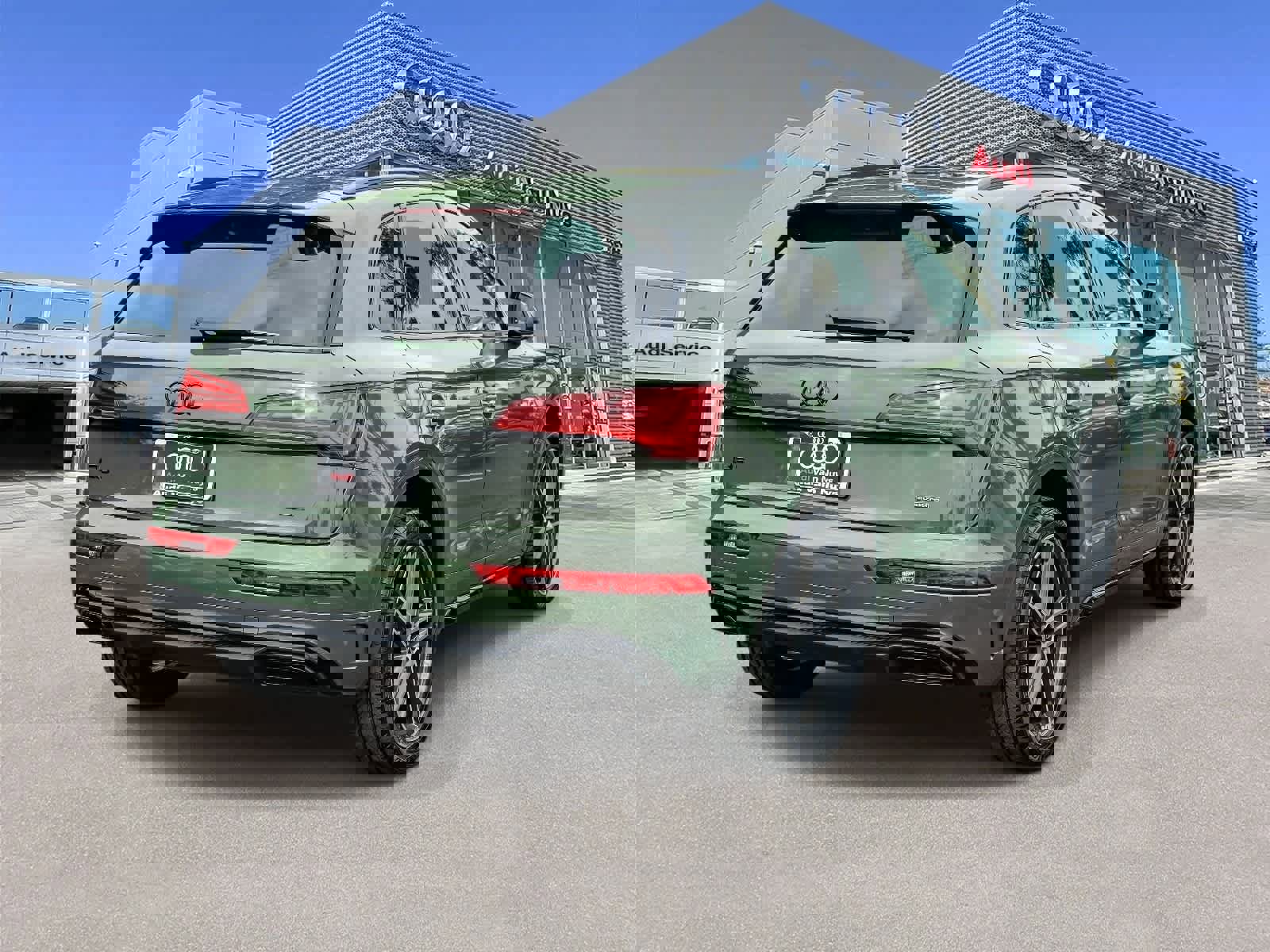 Used 2023 Audi Q5 e Premium Plus w/ Premium Plus Package image 4