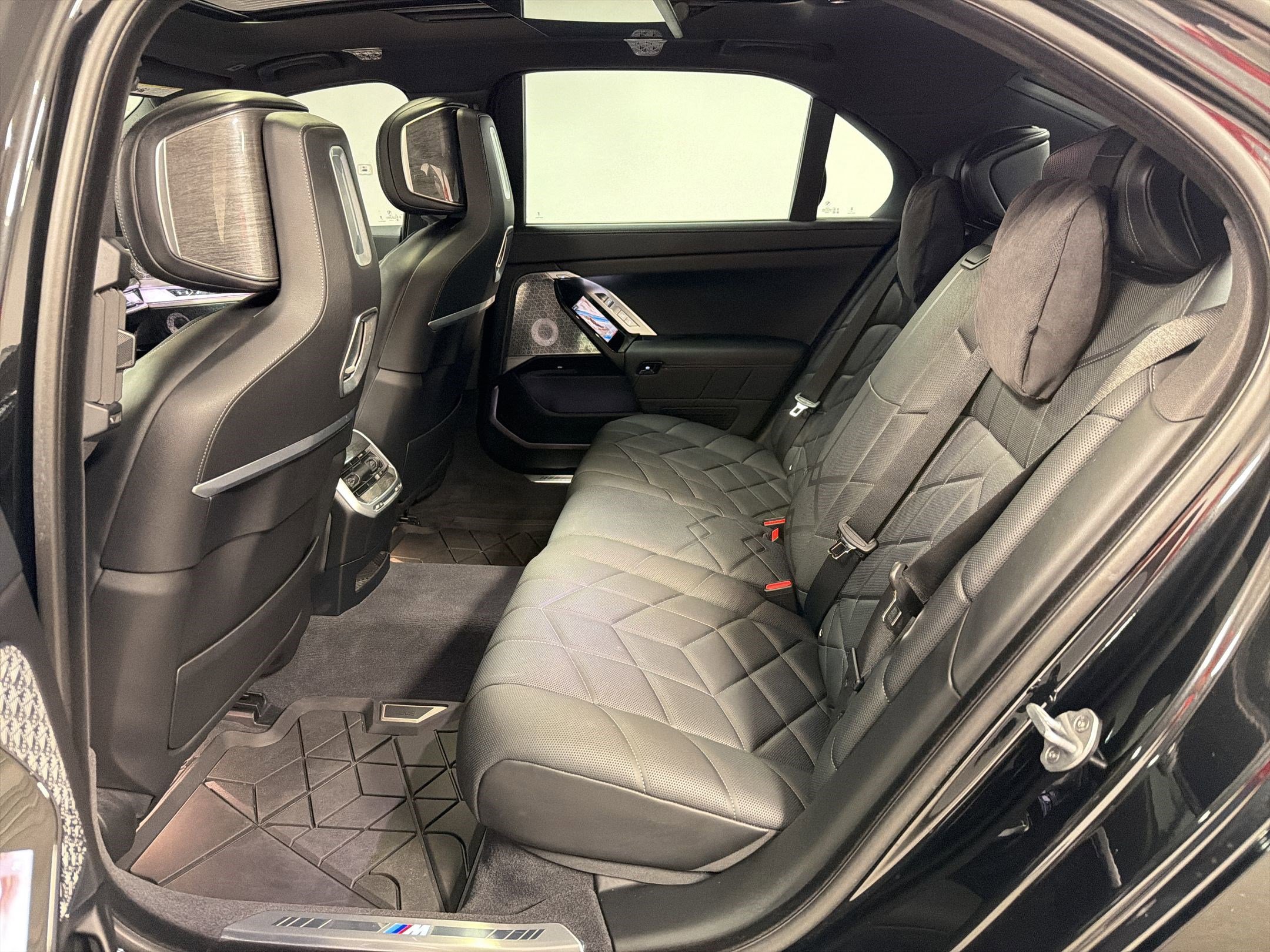 Certified 2025 BMW 760i xDrive w/ Executive Package AWD/4WD image 12