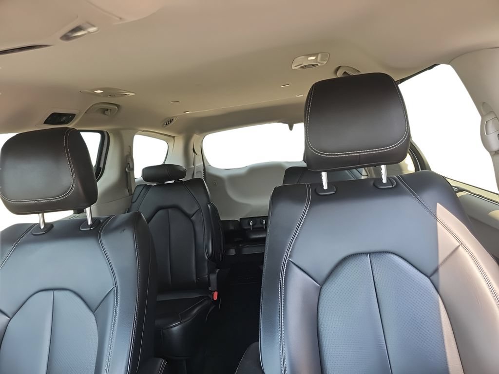 Used 2023 Chrysler Pacifica Touring-L FWD image 16