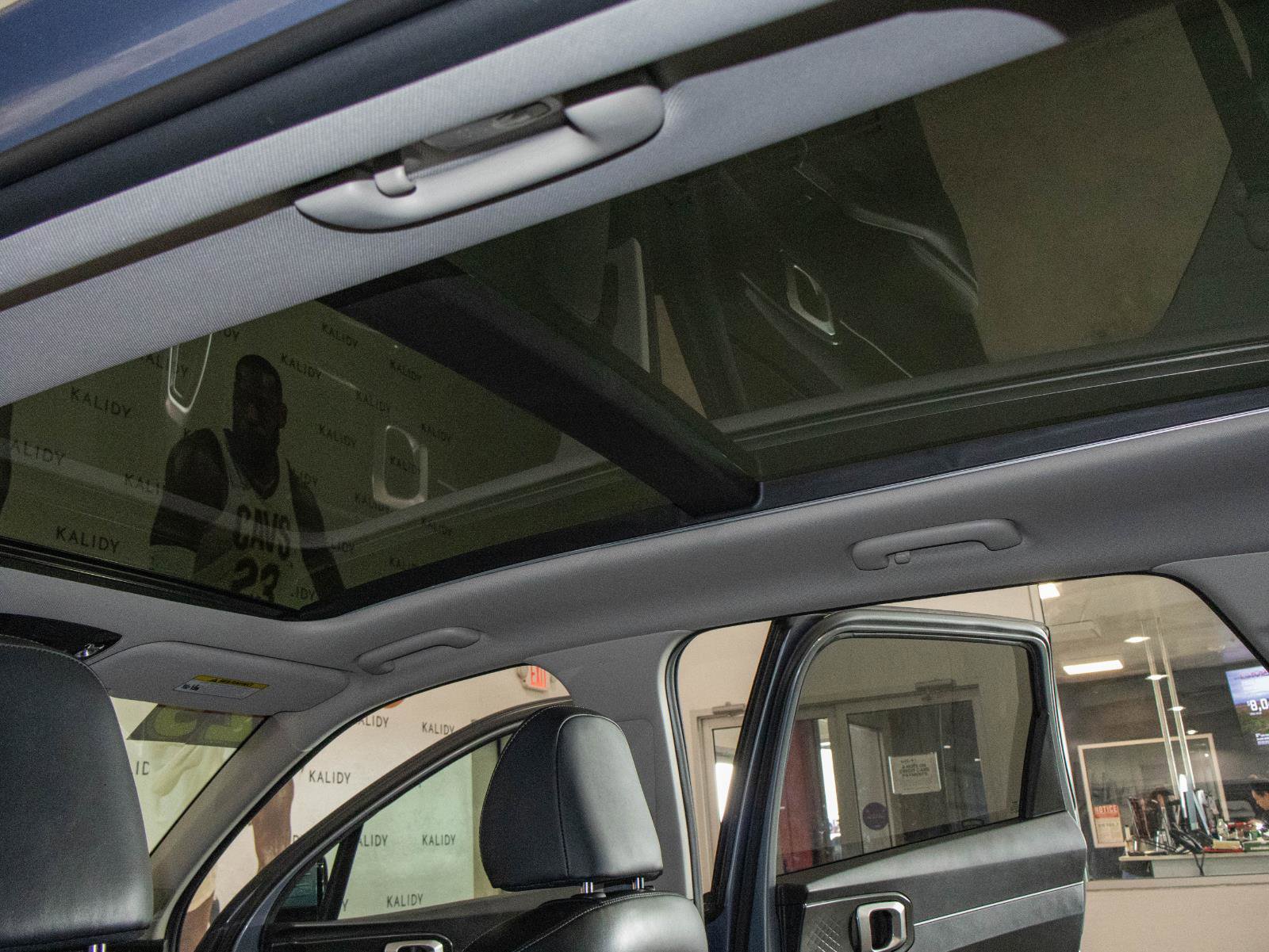 Used 2025 Kia Sorento S w/ Panoramic Sunroof Package image 14