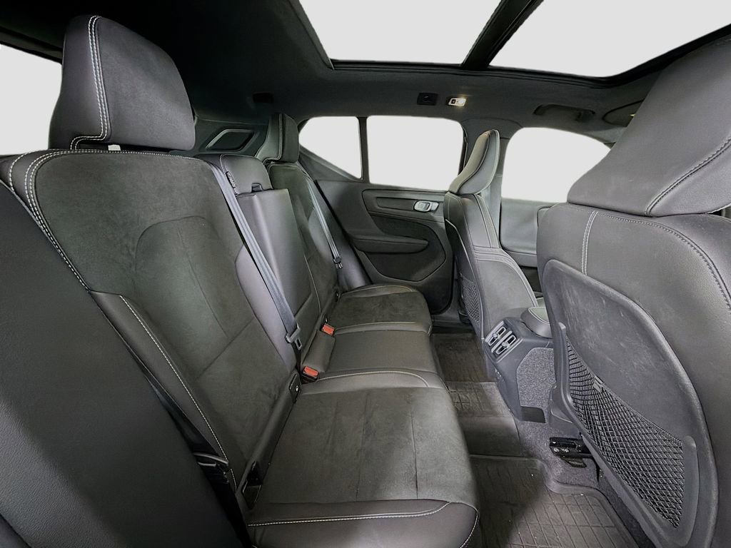 Used 2022 Volvo XC40 T5 R-Design w/ Advanced Package image 27