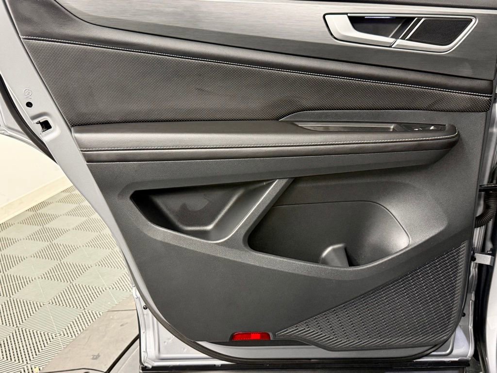 Used 2025 Volkswagen Atlas Cross Sport SE image 36