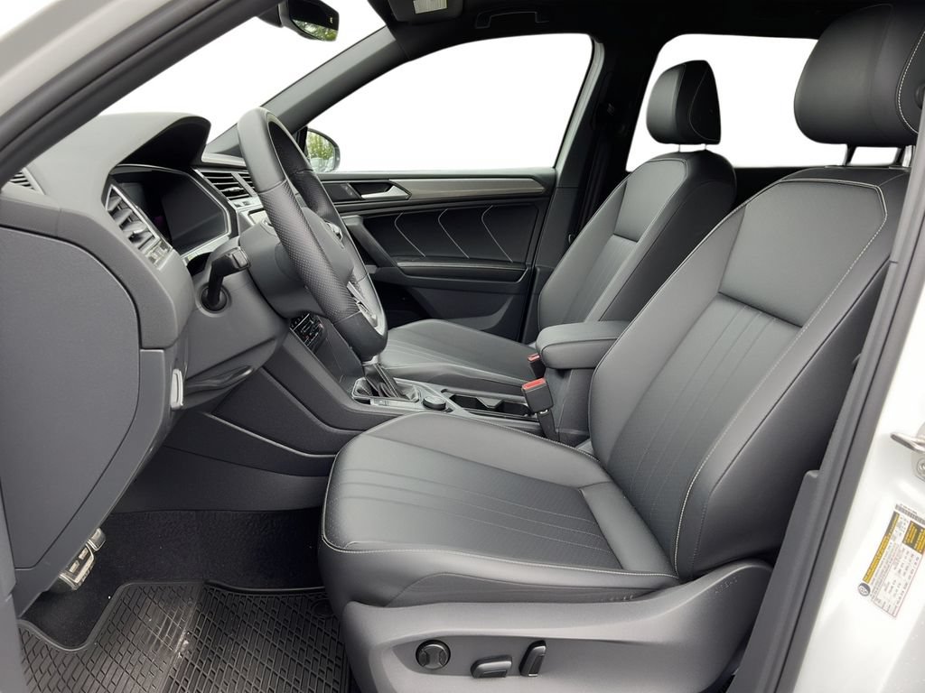 Used 2023 Volkswagen Tiguan SE R-Line AWD/4WD image 6