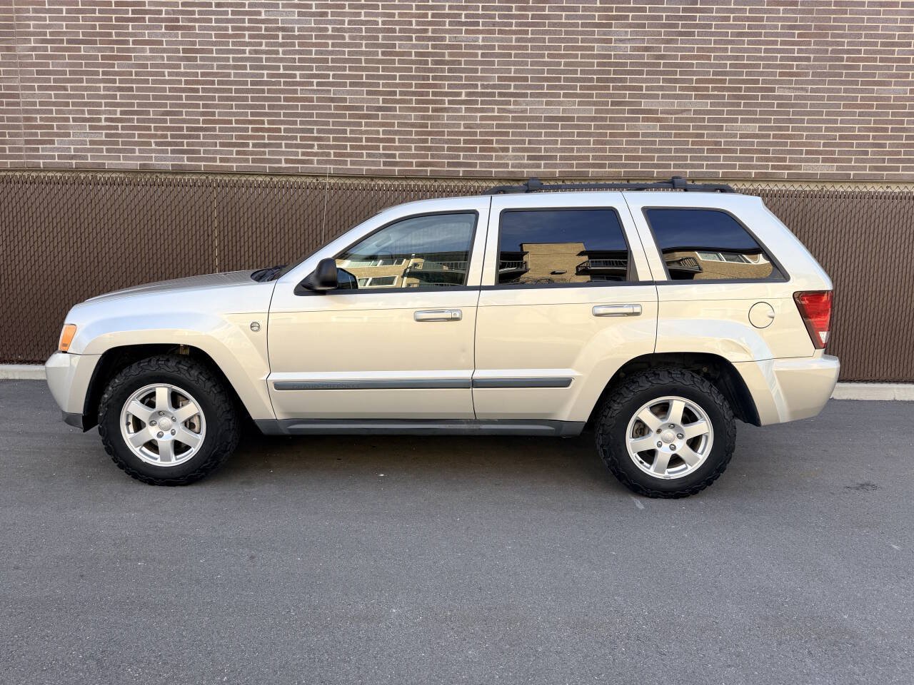 Used 2009 Jeep Grand Cherokee Laredo AWD/4WD image 4