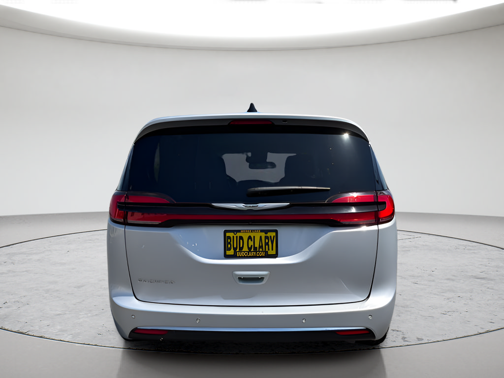 Used 2024 Chrysler Pacifica Touring-L FWD image 8
