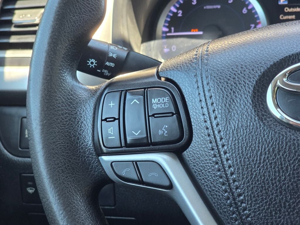 Used 2019 Toyota Highlander LE AWD/4WD image 19
