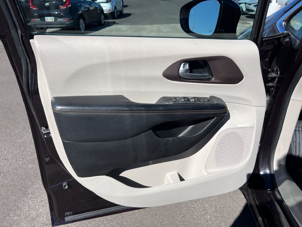Used 2017 Chrysler Pacifica Touring-L FWD image 9