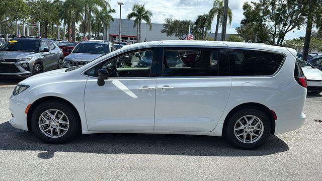 Used 2024 Chrysler Voyager LX image 4