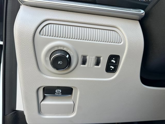 Used 2023 Jeep Wagoneer L Series III w/ Premium Group I AWD/4WD image 20