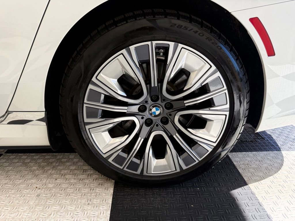 Used 2024 BMW i7 xDrive60 AWD/4WD image 11