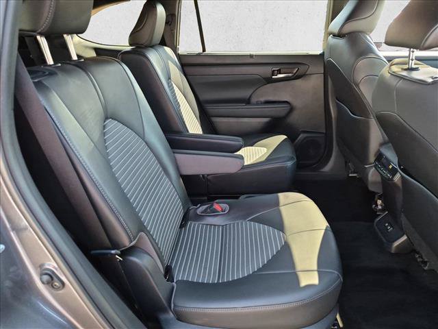 Used 2021 Toyota Highlander XSE FWD image 21