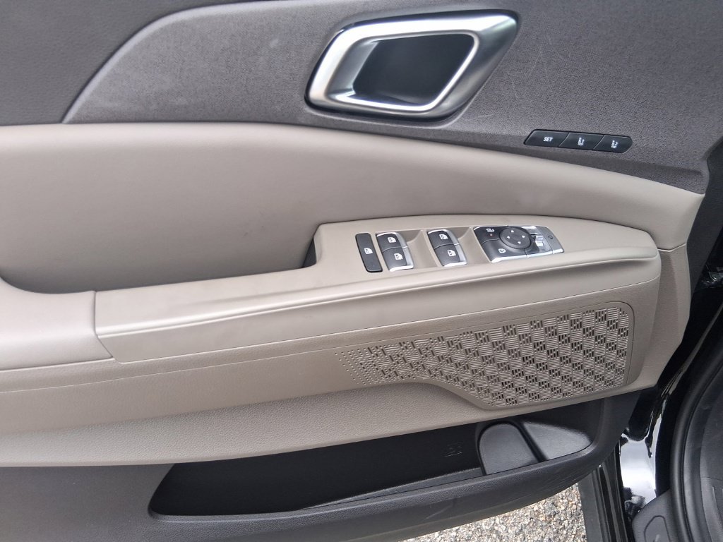Certified 2026 Kia Carnival EX FWD image 10