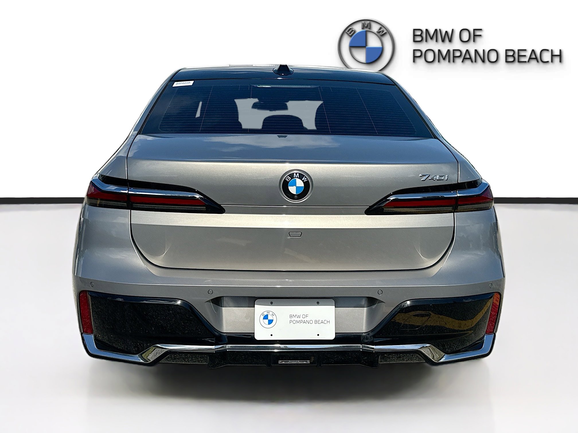 Used 2023 BMW 740i w/ Parking Assistance Package image 6