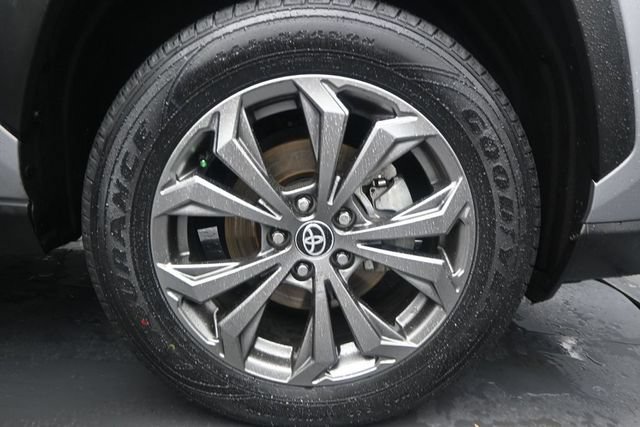 Used 2022 Toyota RAV4 XLE Premium AWD/4WD image 19