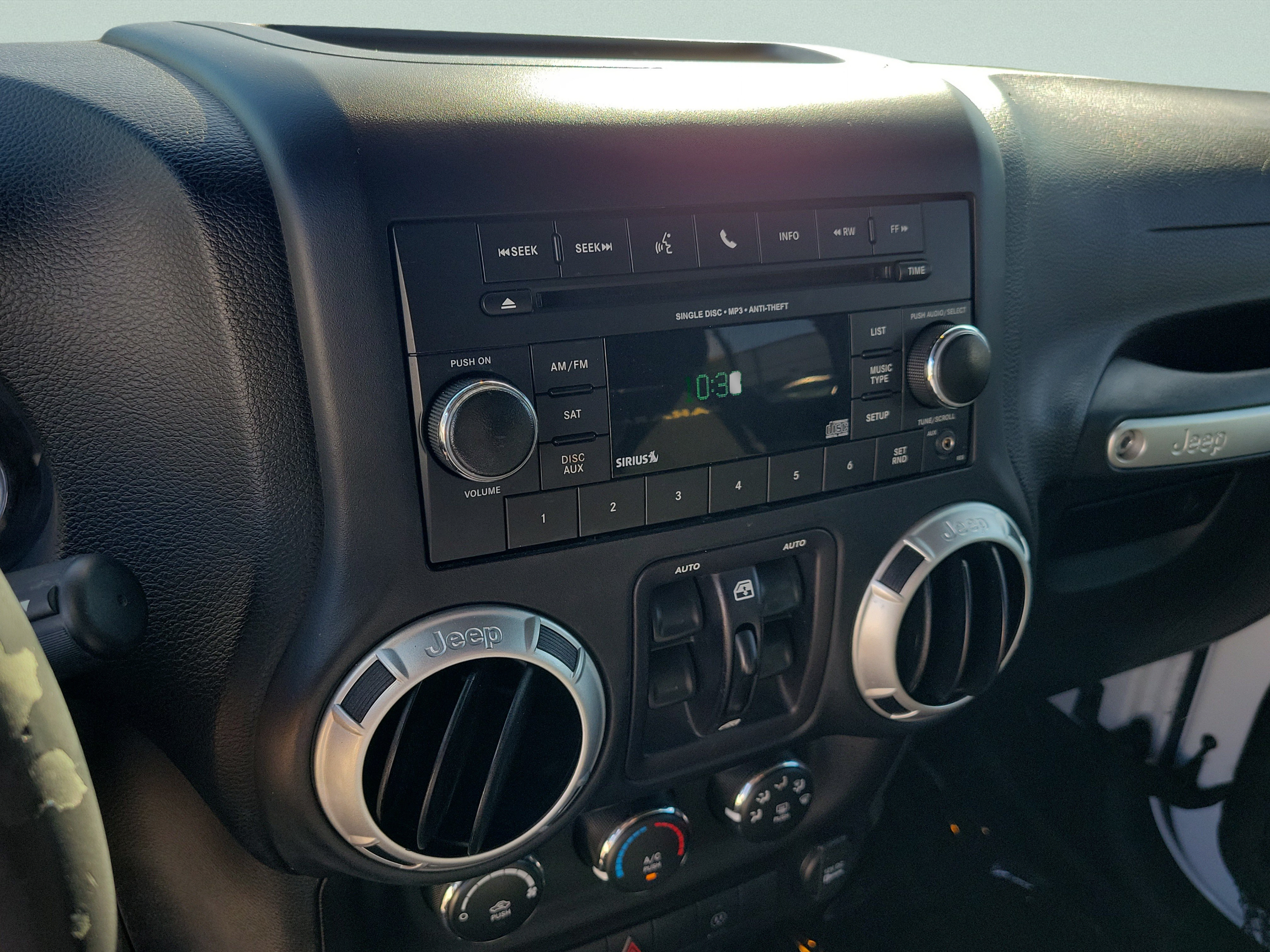 Used 2015 Jeep Wrangler Unlimited Sahara w/ Connectivity Group AWD/4WD image 24