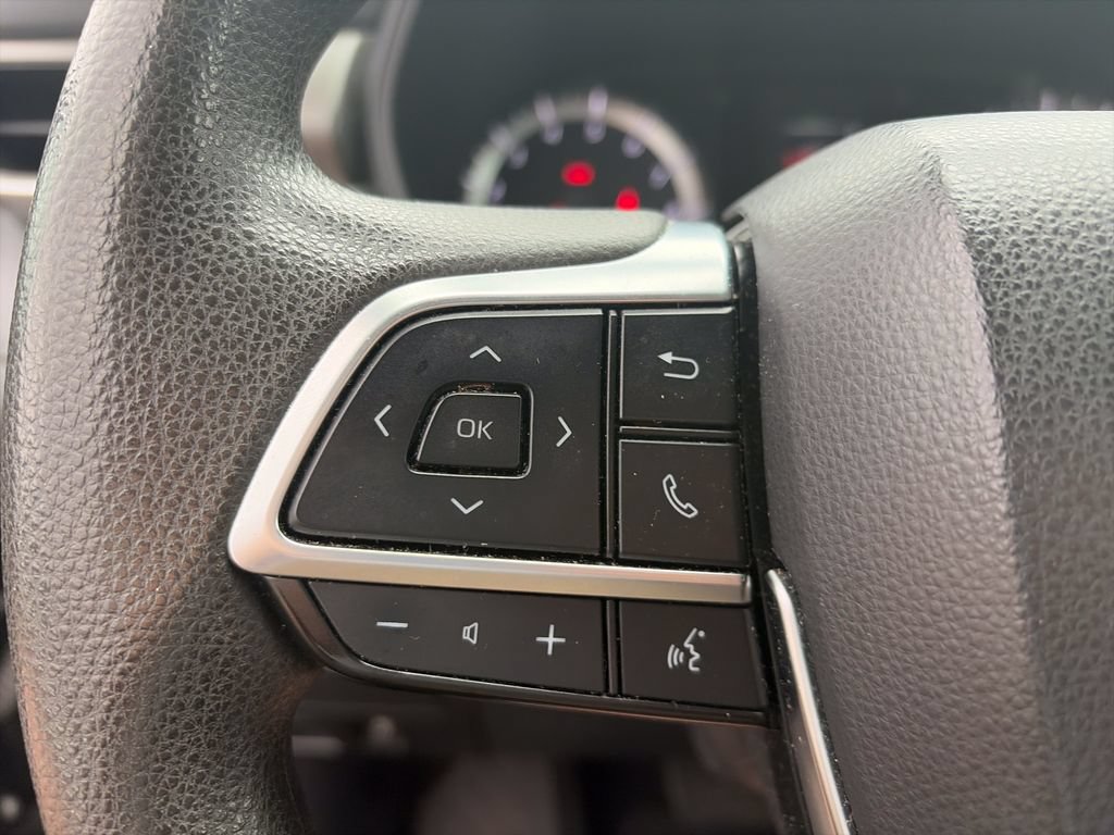 Used 2021 Toyota Highlander L FWD image 20