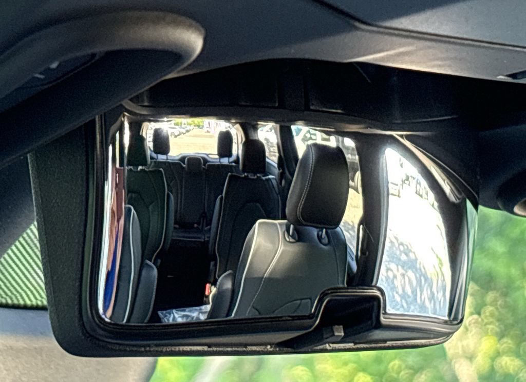 New 2027 Chrysler Pacifica Limited FWD image 43
