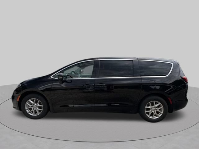Used 2024 Chrysler Pacifica Touring-L FWD image 6