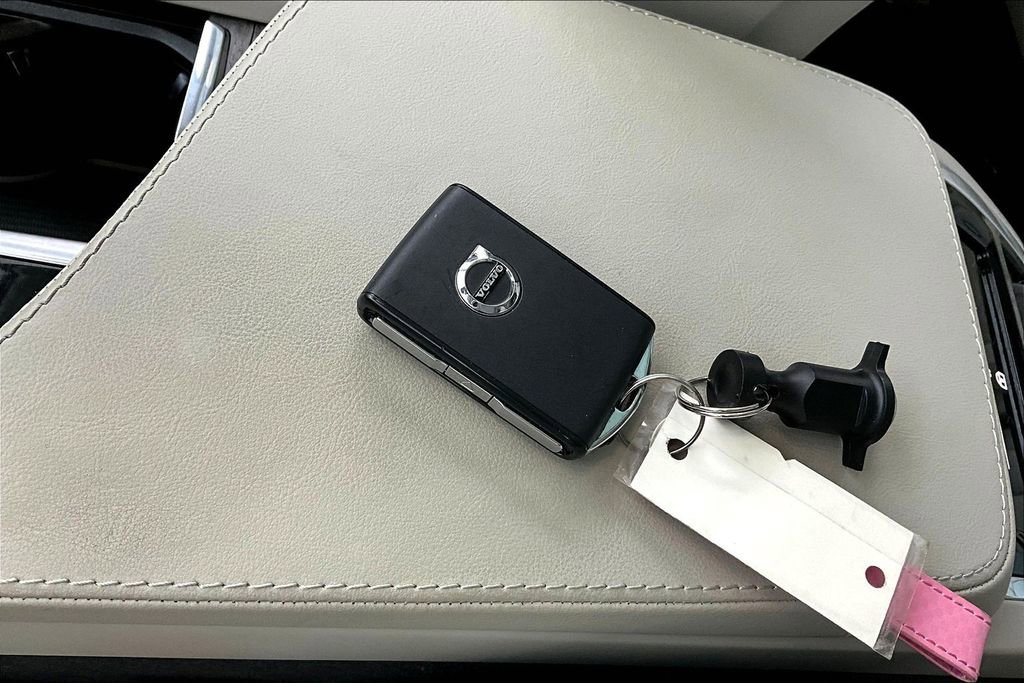 Used 2024 Volvo XC90 B6 Ultimate w/ Lounge Package image 13