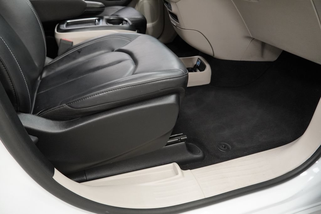 Used 2024 Chrysler Pacifica Limited FWD image 46