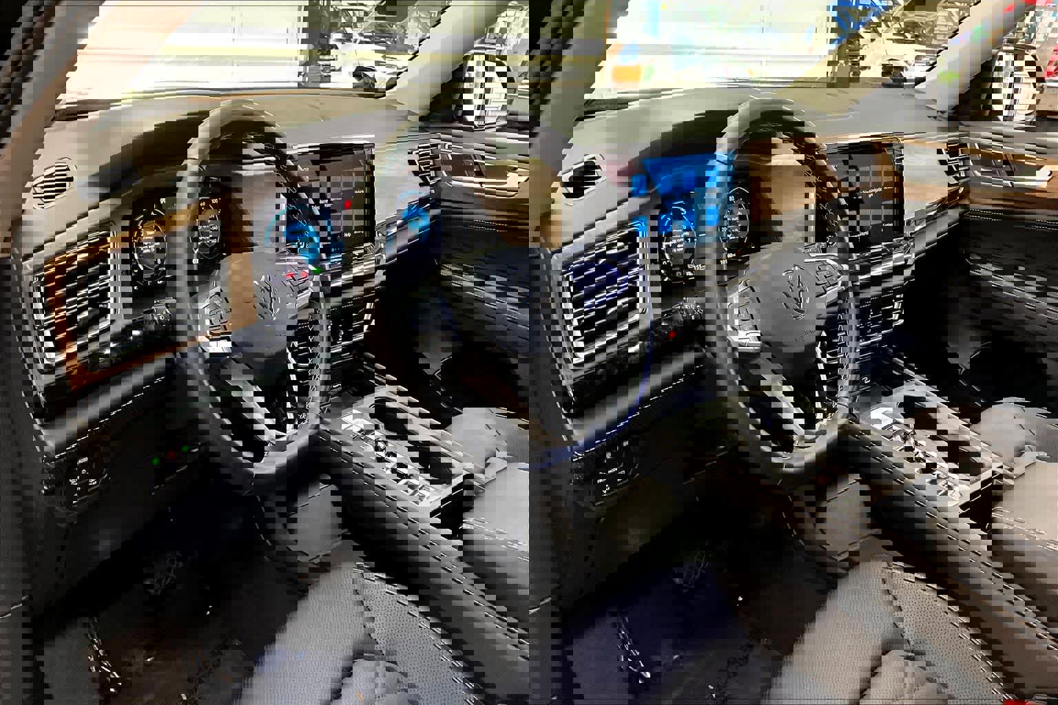 Used 2025 Volkswagen Atlas SE image 17