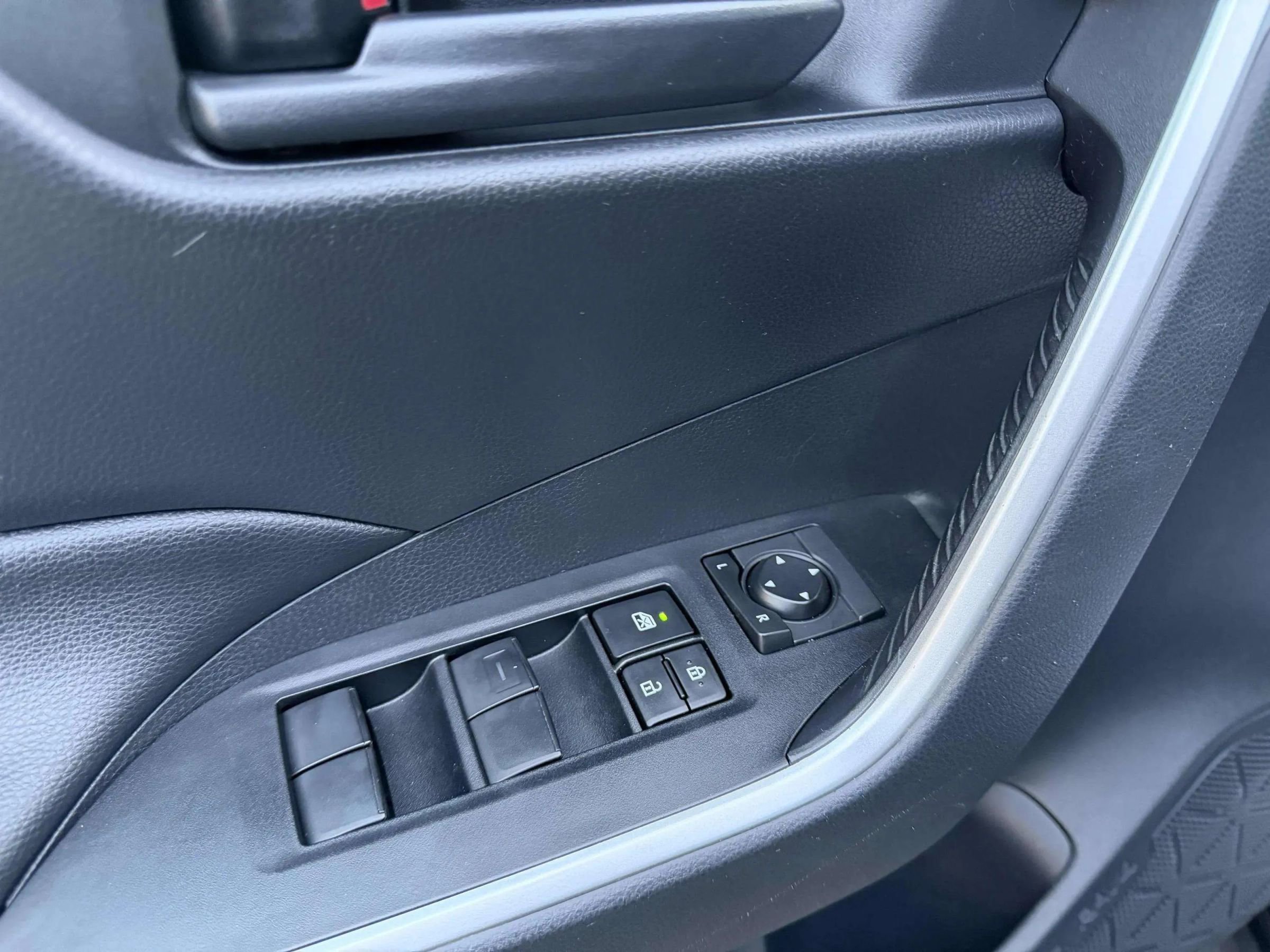 Used 2019 Toyota RAV4 LE image 14