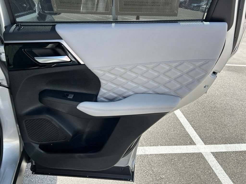 Used 2025 Mitsubishi Outlander 4WD Plug-In Hybrid image 45