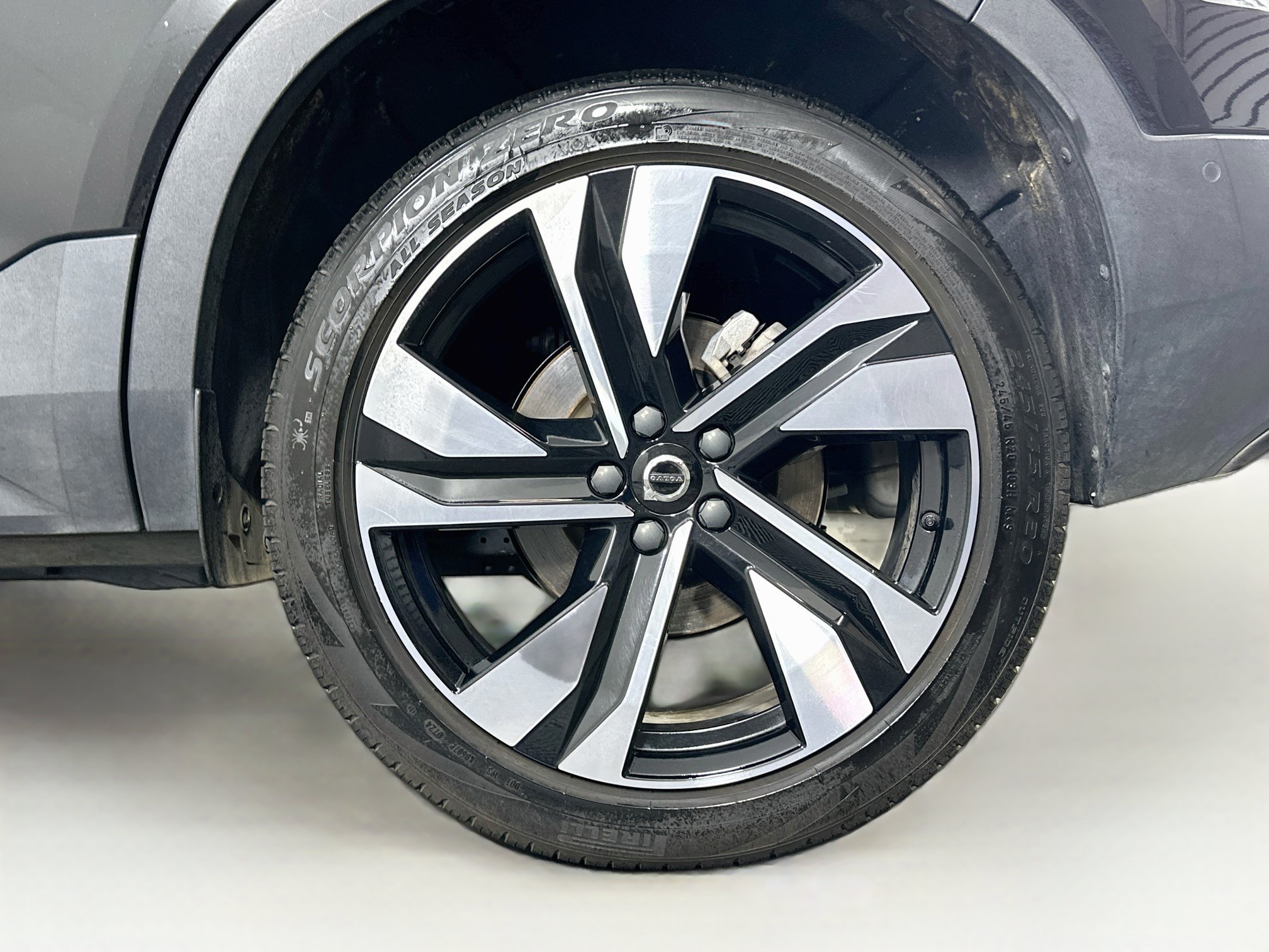 Used 2025 Volvo XC40 B5 Plus AWD/4WD image 11