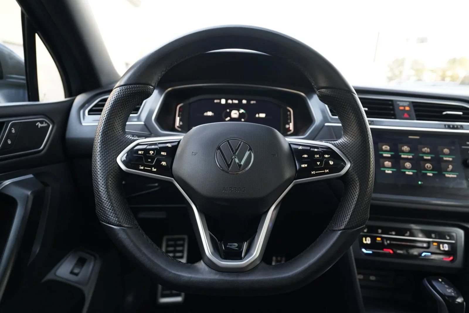 Used 2022 Volkswagen Tiguan SEL R-Line AWD/4WD image 51