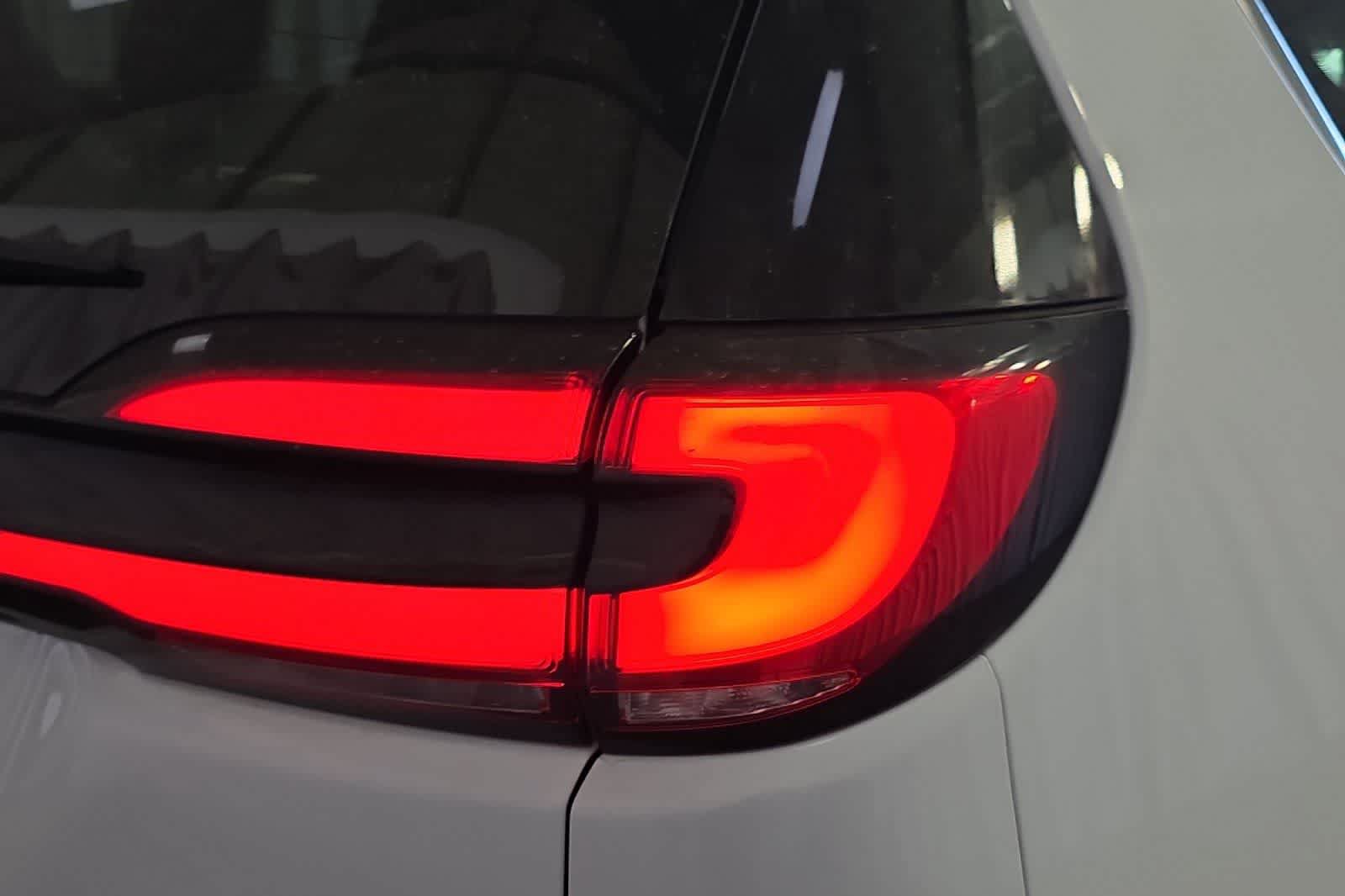 Used 2024 Chrysler Pacifica Limited FWD image 13
