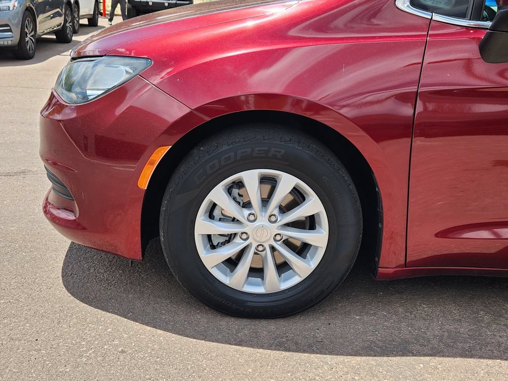 Used 2017 Chrysler Pacifica Touring w/ Tire & Wheel Group FWD image 9