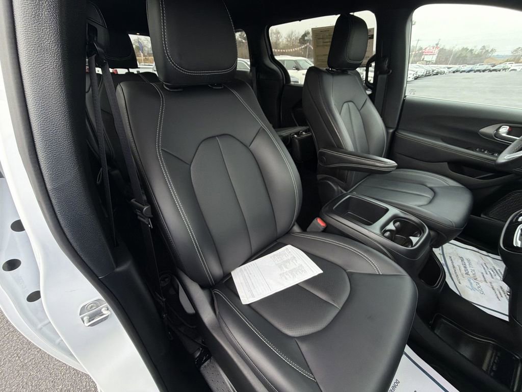 Used 2025 Chrysler Voyager LX FWD image 31