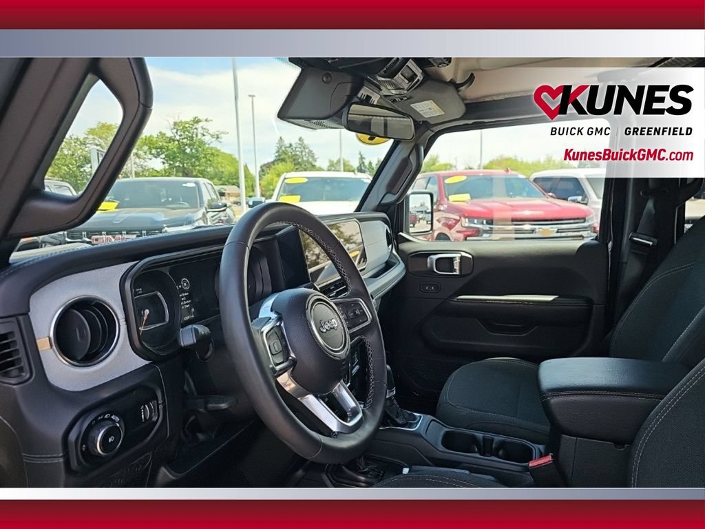 Used 2025 Jeep Wrangler Unlimited Sahara AWD/4WD image 14