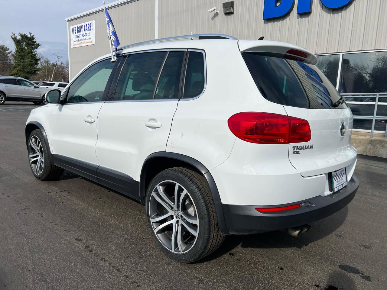 Used 2017 Volkswagen Tiguan SEL image 3