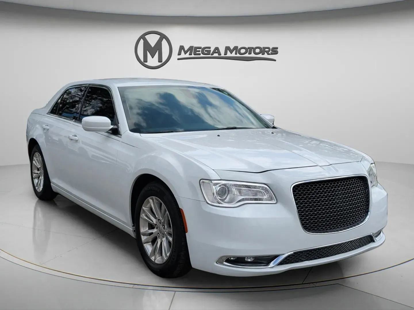 Used 2021 Chrysler 300 Touring w/ Driver Convenience Group image 11