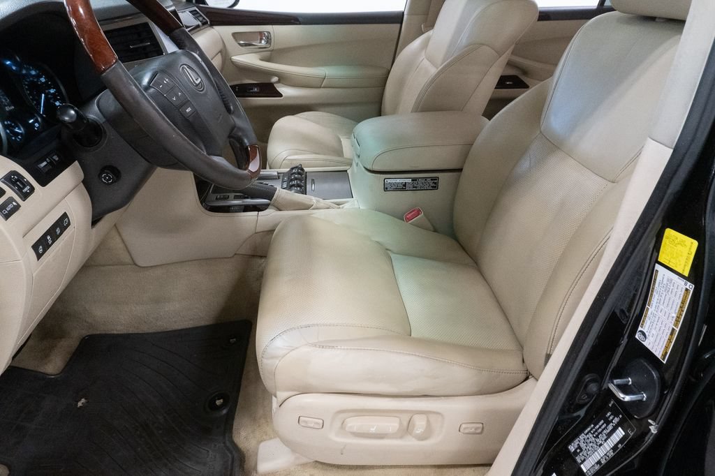 Used 2015 Lexus LX 570 4WD w/ Luxury Package image 11
