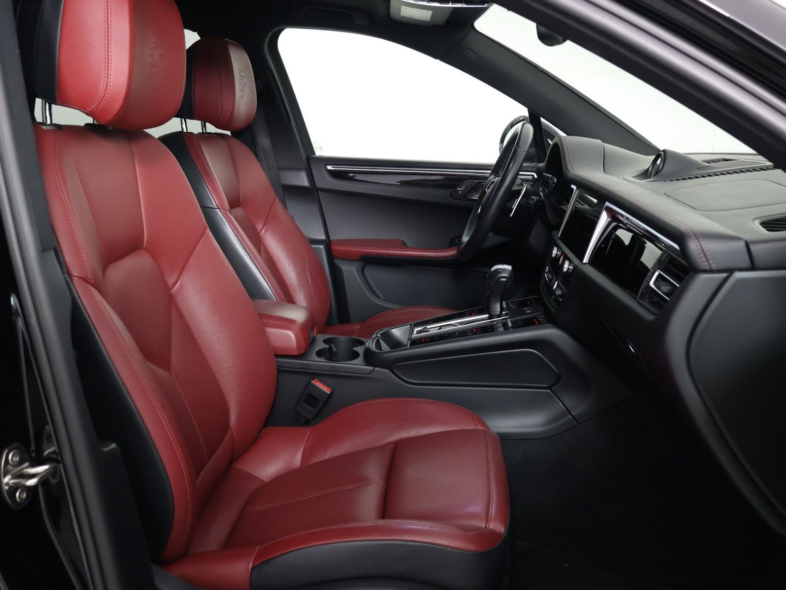 Certified 2023 Porsche Macan AWD/4WD image 31