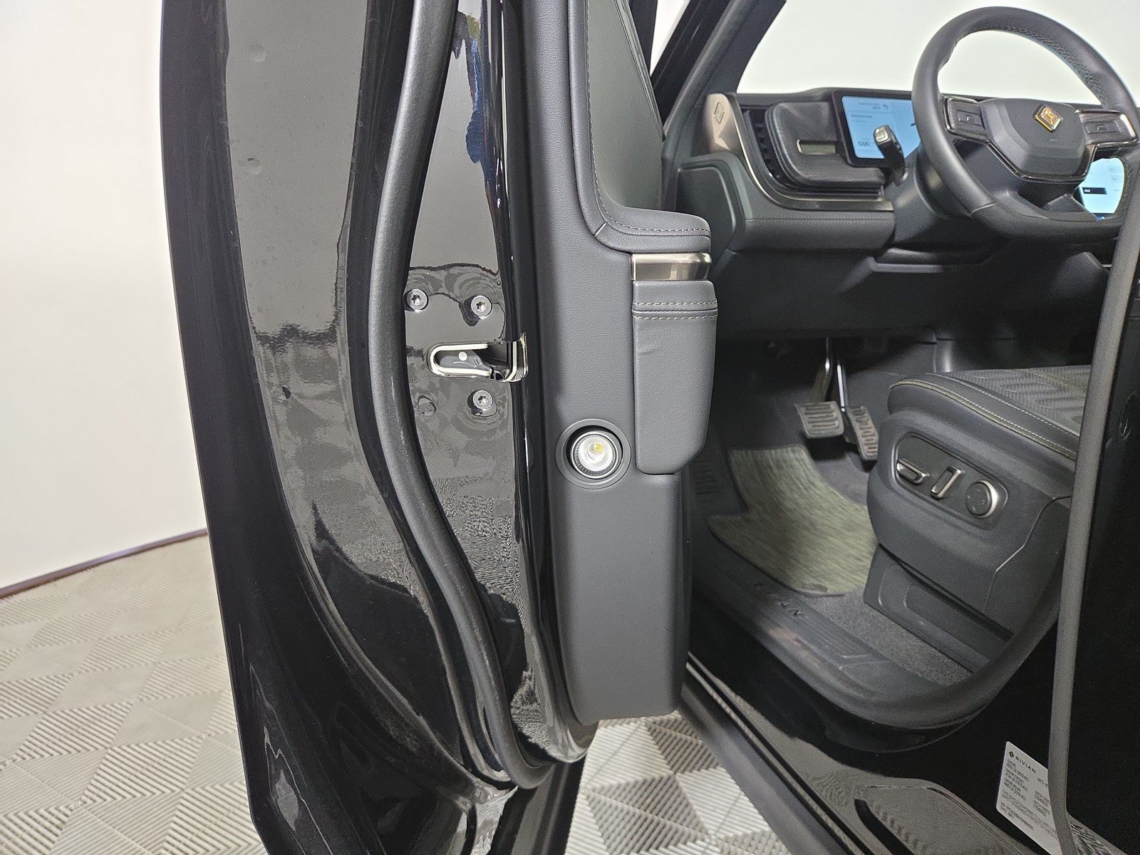 Used 2025 Rivian R1S Adventure AWD/4WD image 32