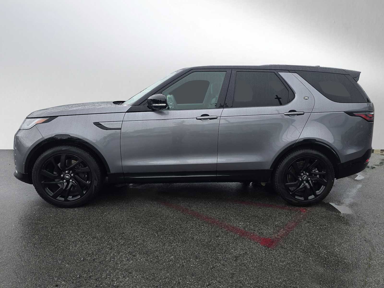 Used 2025 Land Rover Discovery Dynamic SE image 2