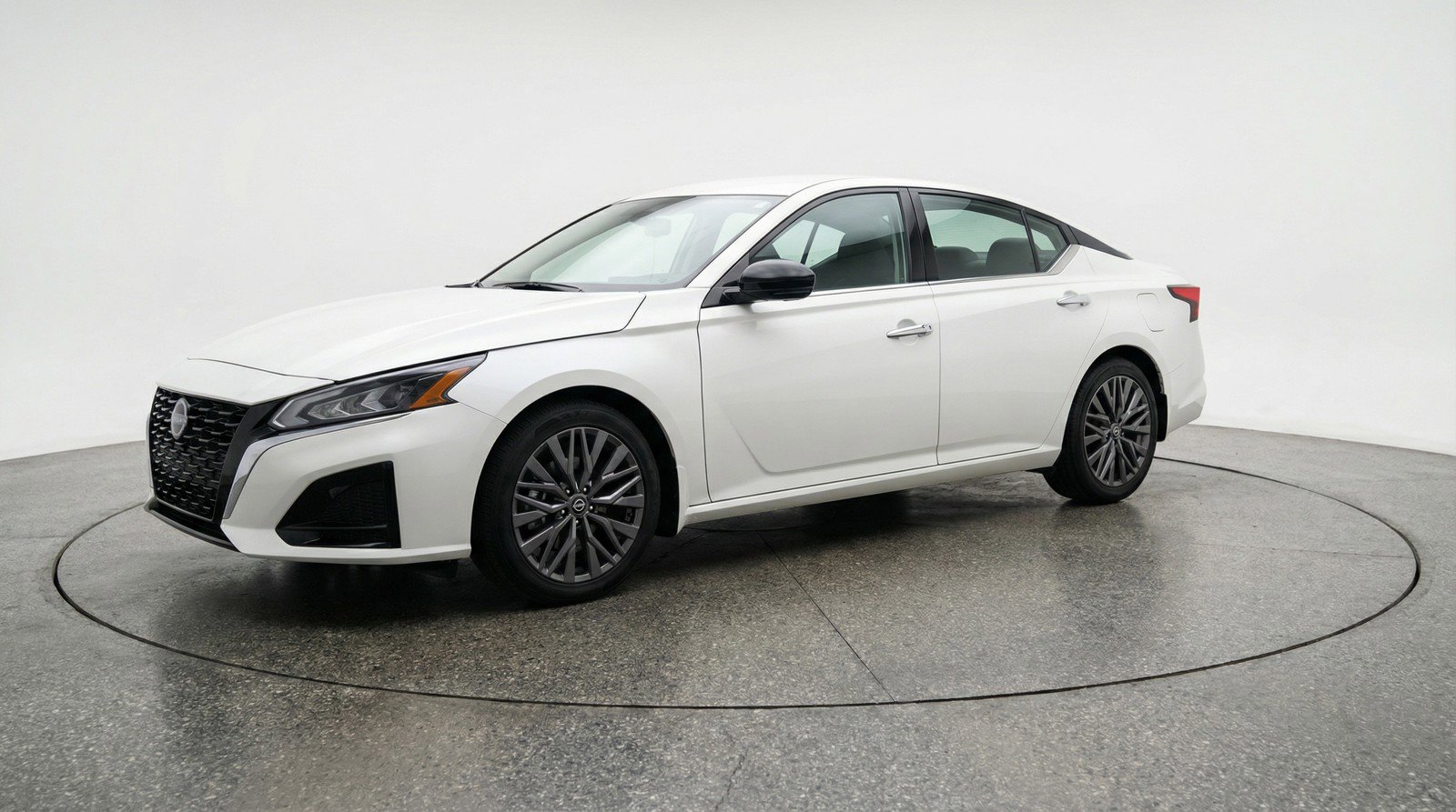 Used 2025 Nissan Altima 2.5 SV FWD image 2