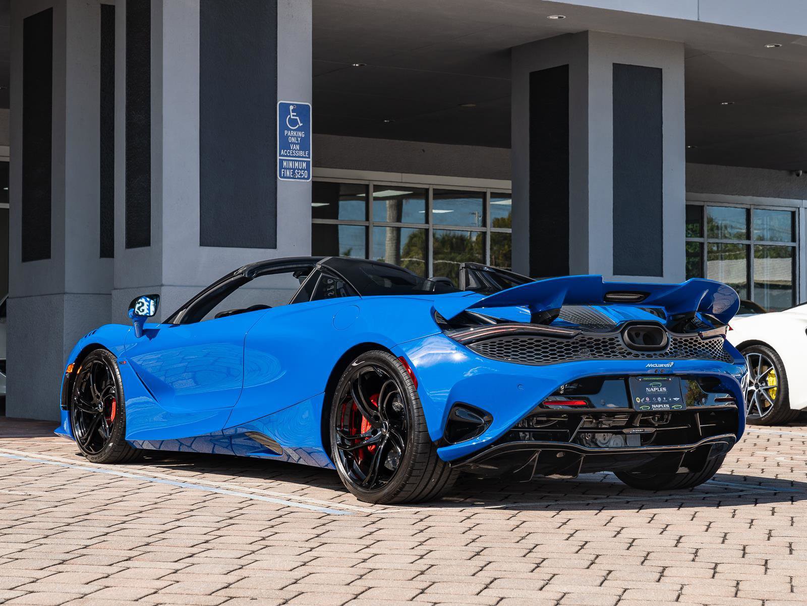 Used 2024 McLaren 750S Spider image 32