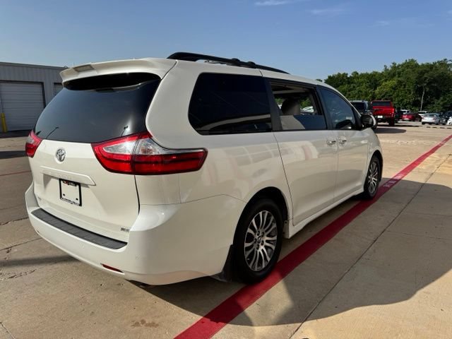 Used 2018 Toyota Sienna XLE Premium FWD image 7