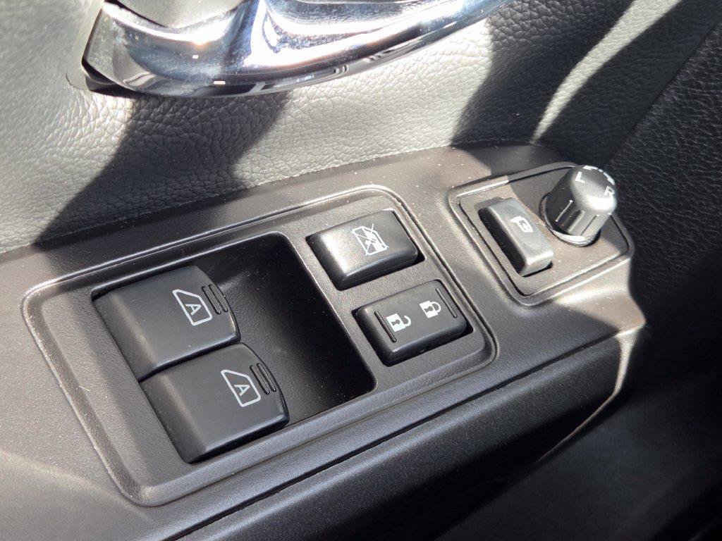 Used 2020 Nissan Titan PRO-4X w/ Pro-4x Convenience Package AWD/4WD image 10