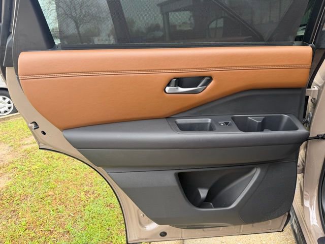 Used 2025 Nissan Pathfinder Platinum FWD image 31