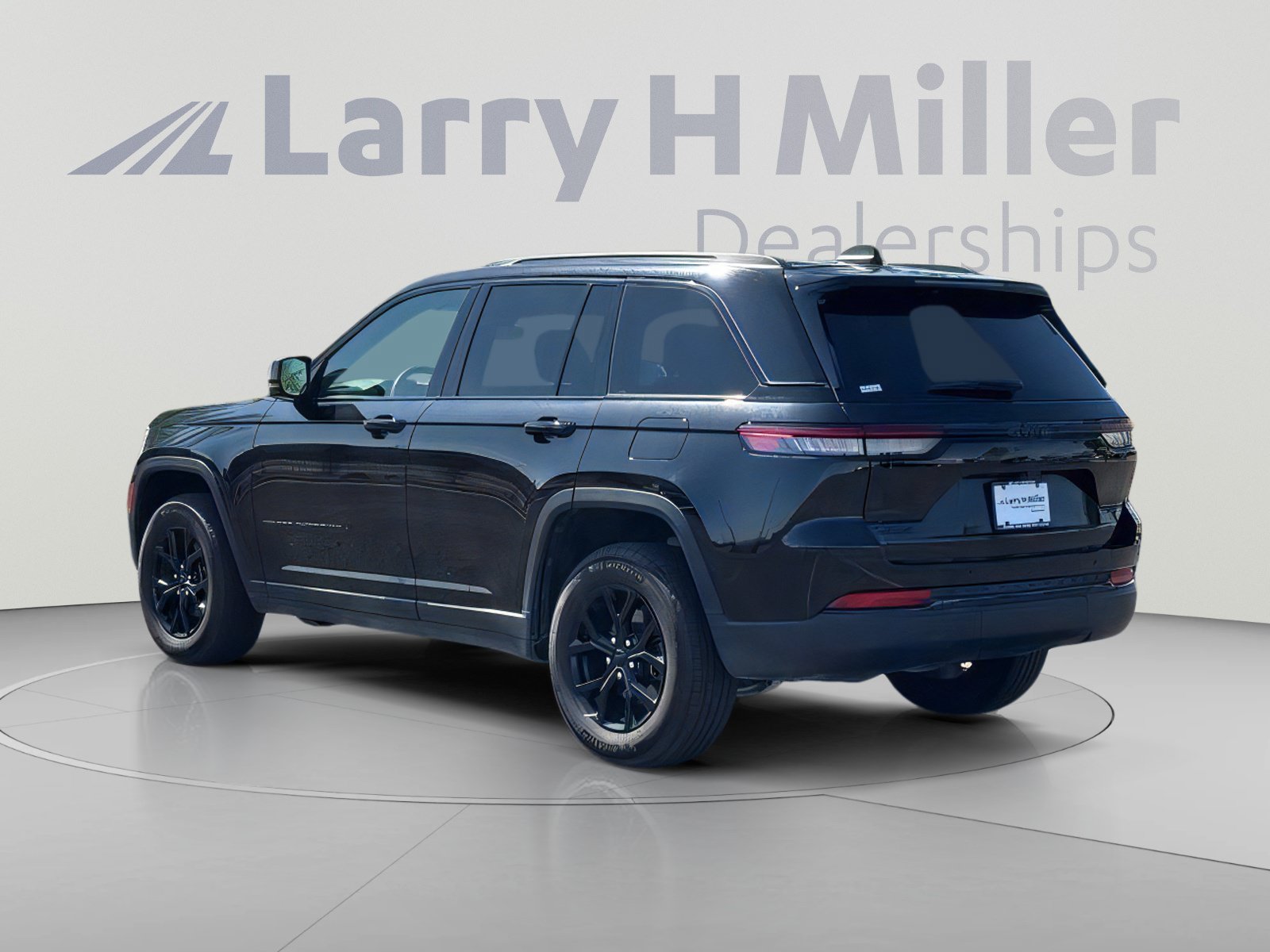 Used 2025 Jeep Grand Cherokee Altitude AWD/4WD image 4