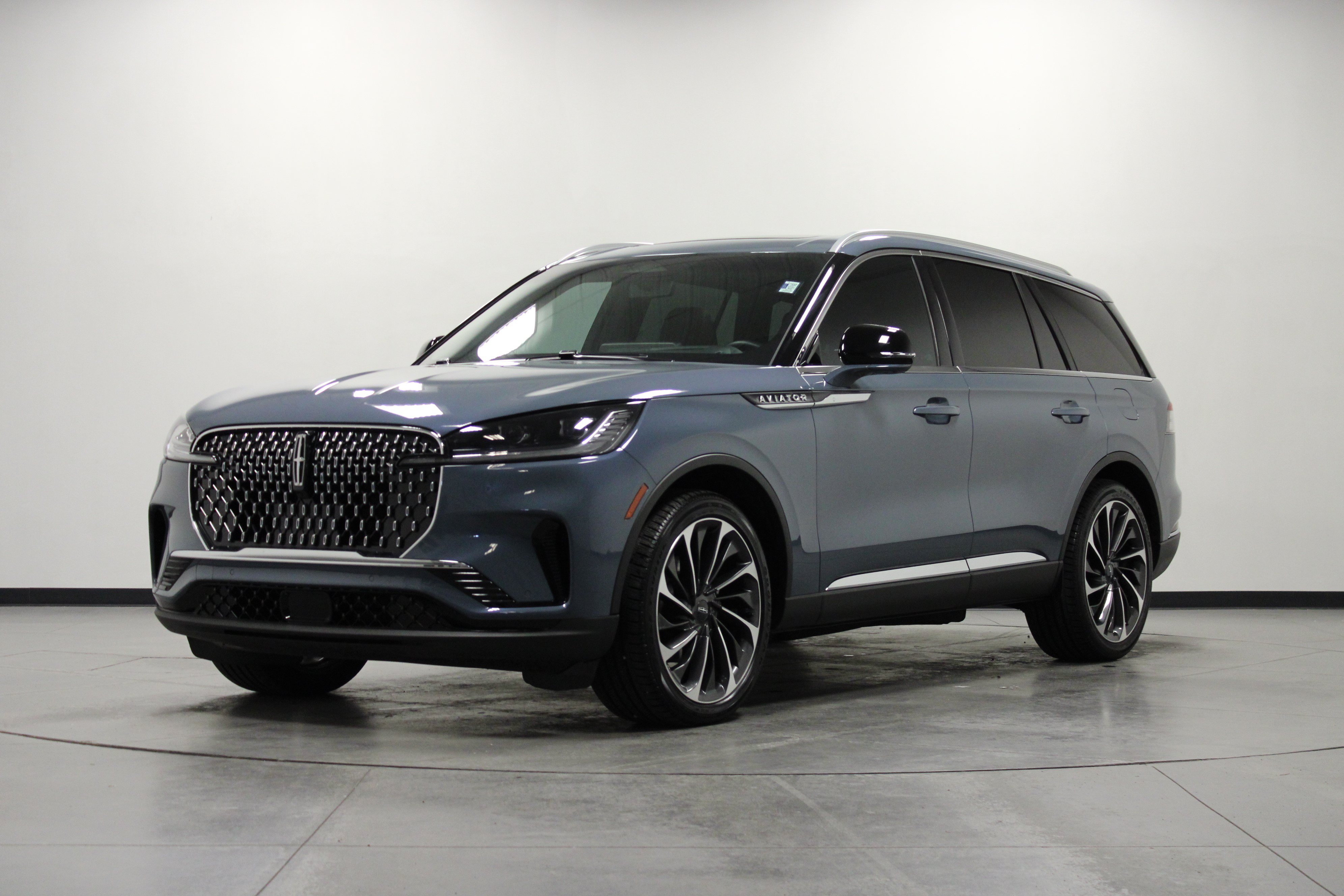 Used 2025 Lincoln Aviator Reserve w/ Luxury Package RWD image 8
