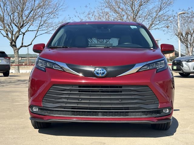 Used 2025 Toyota Sienna XLE image 7