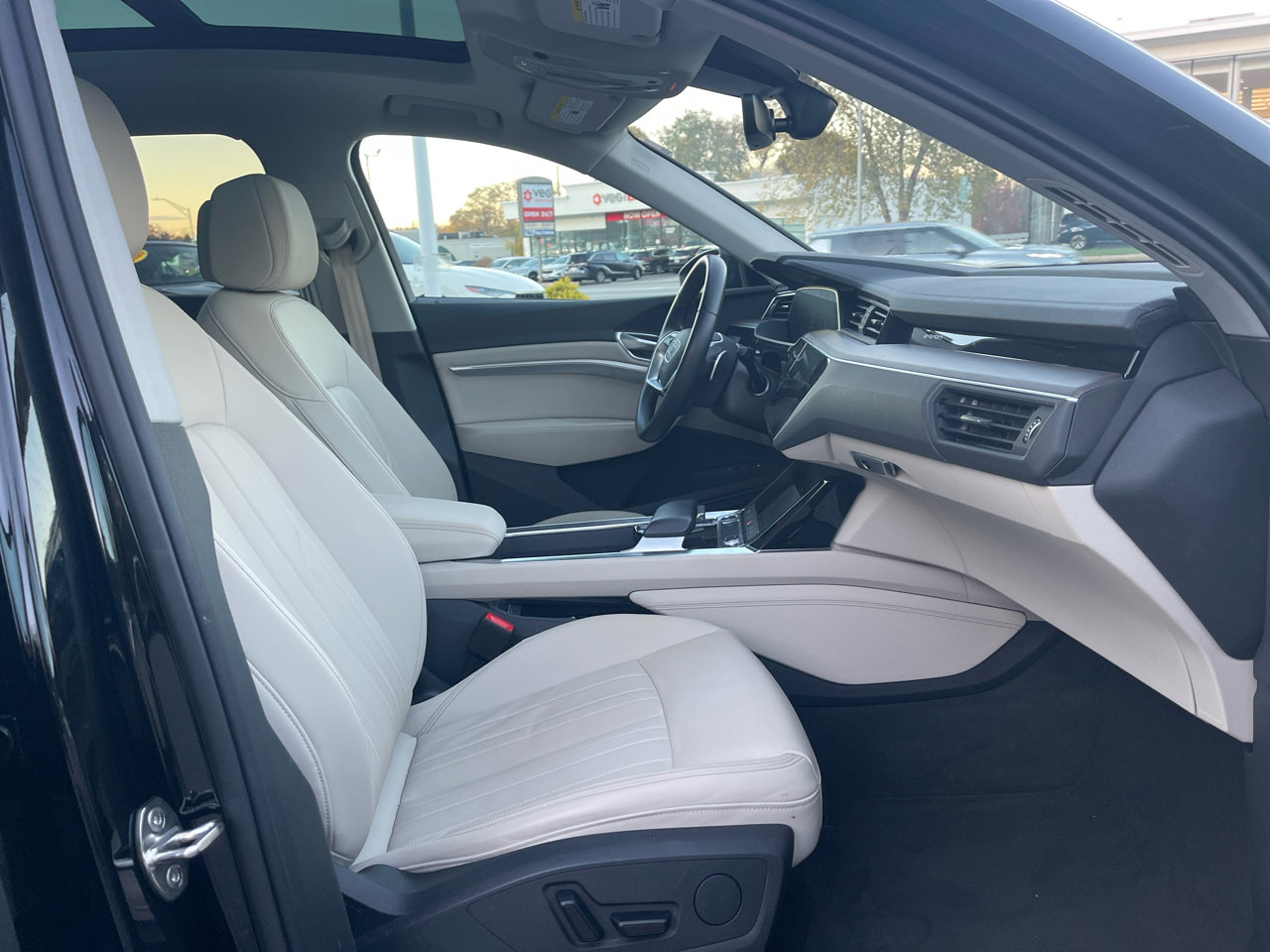 Used 2023 Audi e-tron Premium w/ Convenience Plus Package image 28