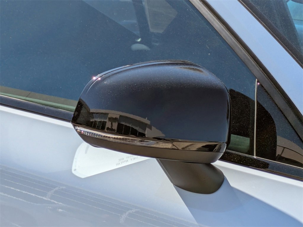 Used 2026 Volvo XC40 B4 Core image 12