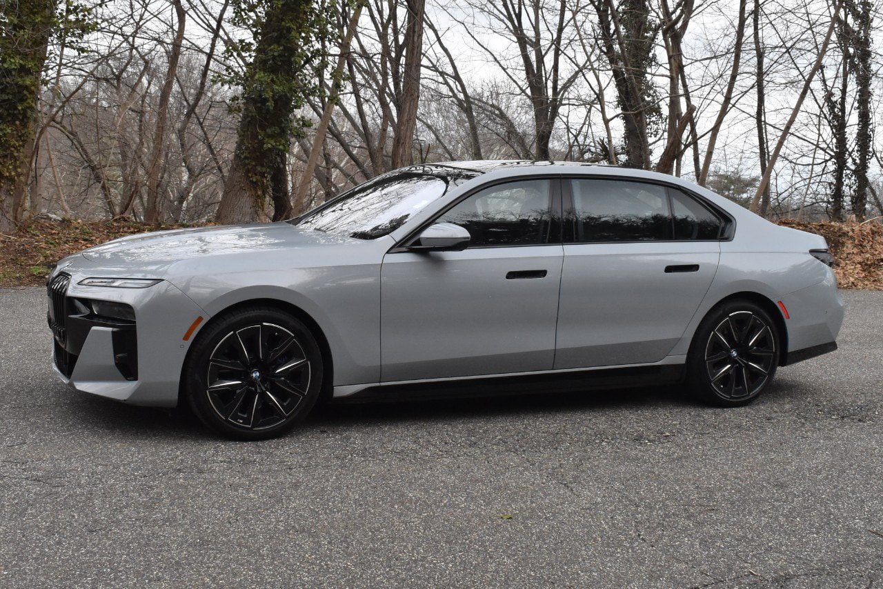 Used 2023 BMW i7 xDrive60 AWD/4WD image 2